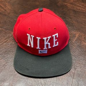 Nike snap back / flat brim hat